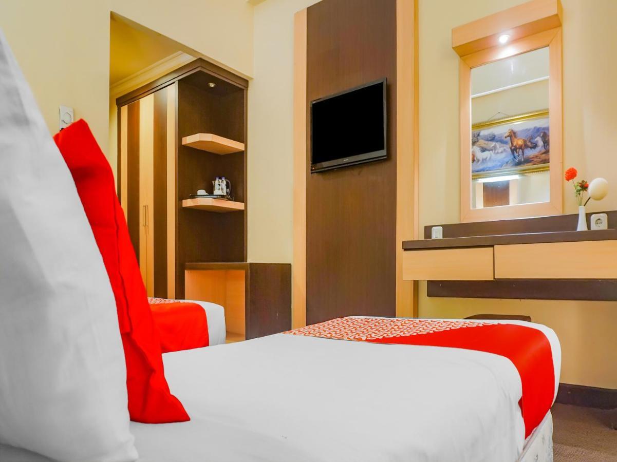 Oyo 3967 Hotel Pantai Wisata Makassar Exterior photo