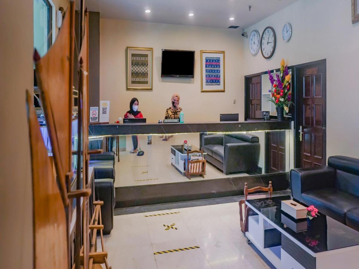 Oyo 3967 Hotel Pantai Wisata Makassar Exterior photo