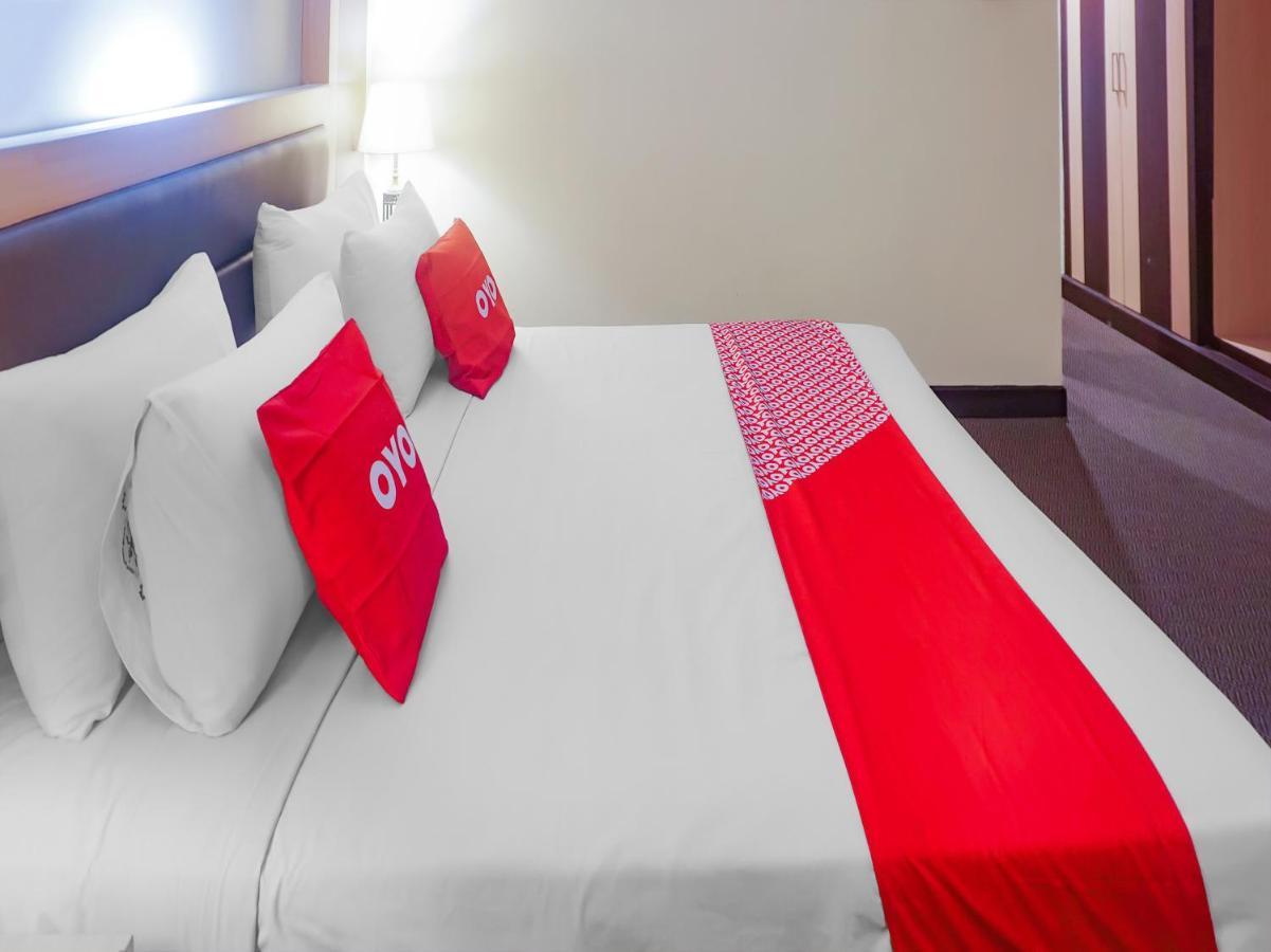 Oyo 3967 Hotel Pantai Wisata Makassar Exterior photo