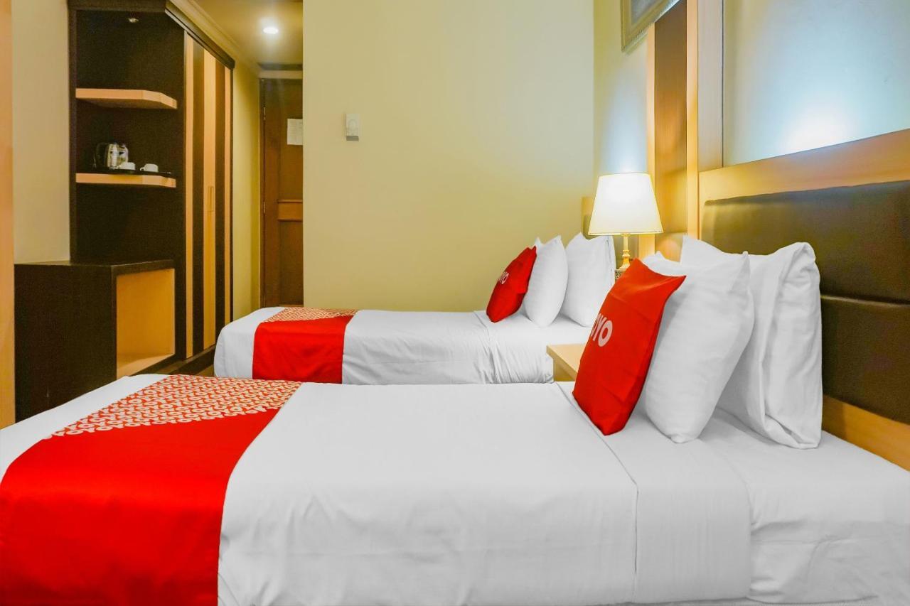 Oyo 3967 Hotel Pantai Wisata Makassar Exterior photo